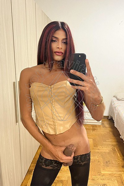 Foto hot di Lunnah Reis trav Roma