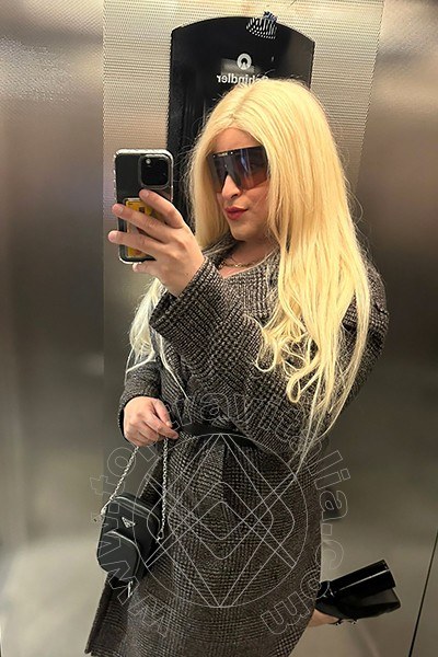 Foto selfie di Chanel Tx trav Como